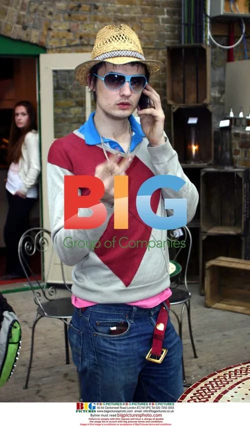 Pete Doherty browsing Spitalfields market