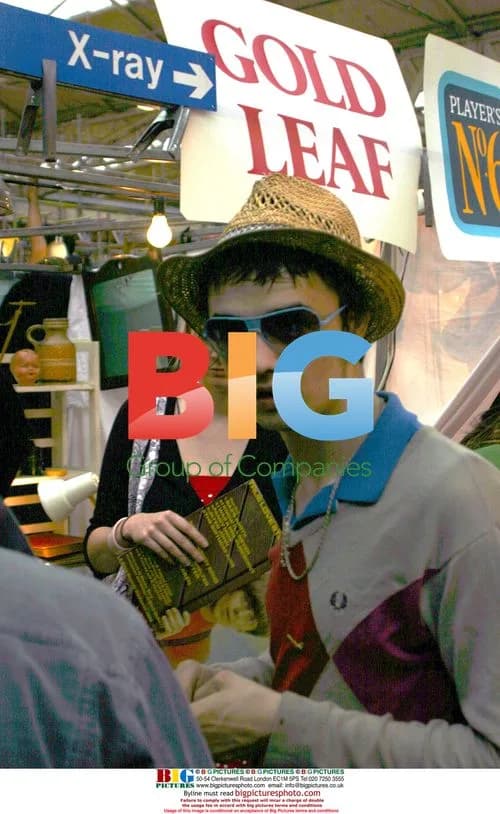 Pete Doherty browsing Spitalfields market