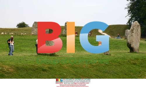 Photographer captures women undressing in public