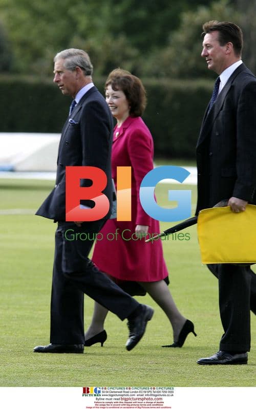 Prince Charles leaves Kew Gardens by helicopter