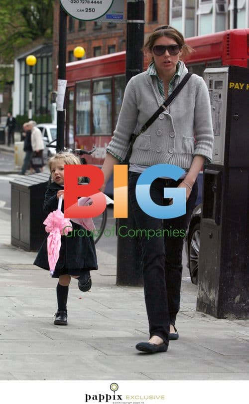 Jools Oliver goes shopping with family