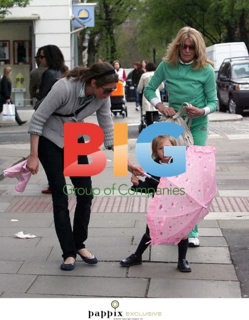 Jools Oliver Shopping with Daughter and Mother