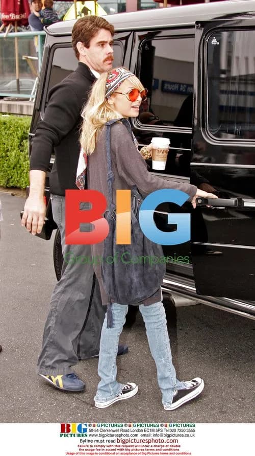 Nicole Richie out for coffee with friend