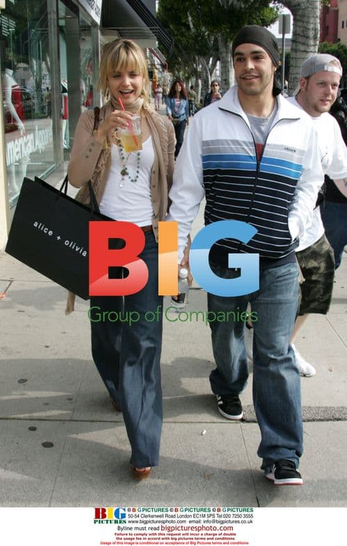 Mena Suvari Shopping with Boyfriend