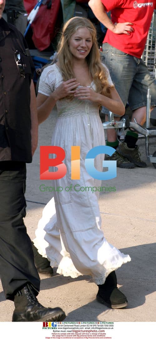 Sienna Miller on set of 'Stardust'