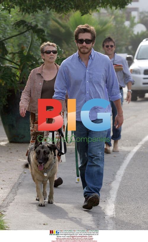 Jake Gyllenhaal spends Mothers Day with family