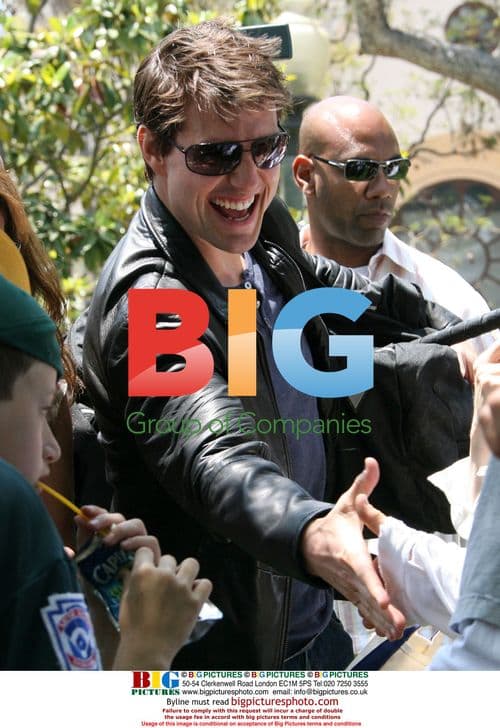 Tom Cruise meets son's baseball team