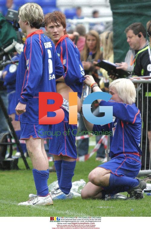 SON OF DORK's DAVE writes SAD on STEVE's bum!