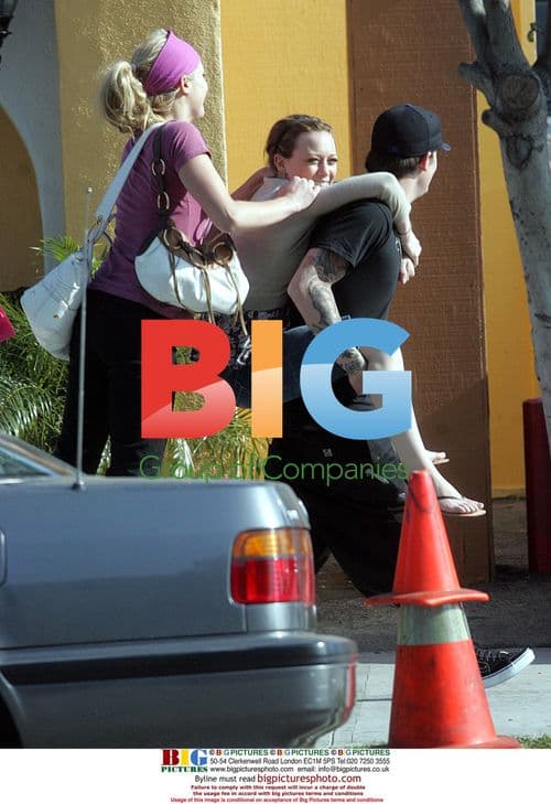 Hilary Duff and Joel Madden share romantic moment