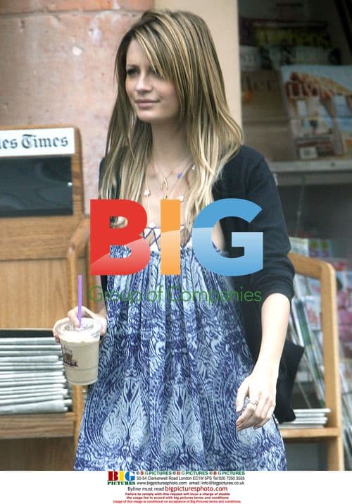Mischa Barton buys magazines in Malibu