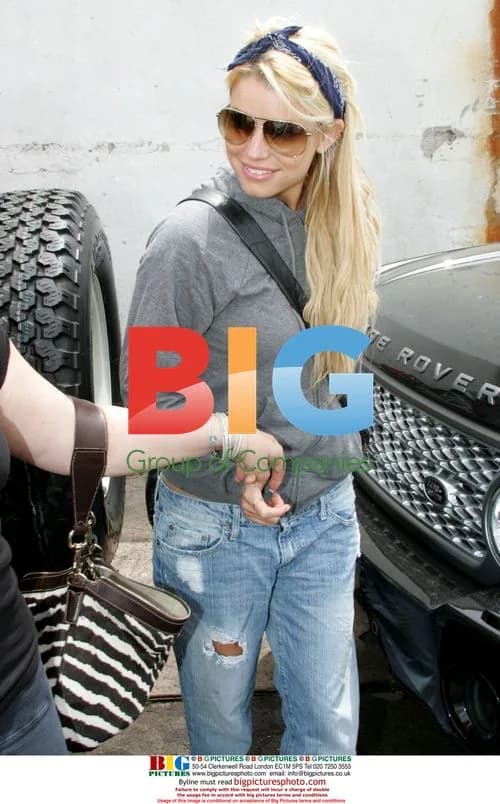 Jessica Simpson out with designer