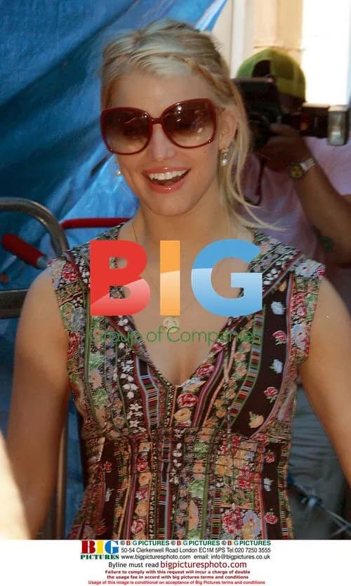 Jessica Simpson shopping at Kitsons boutique