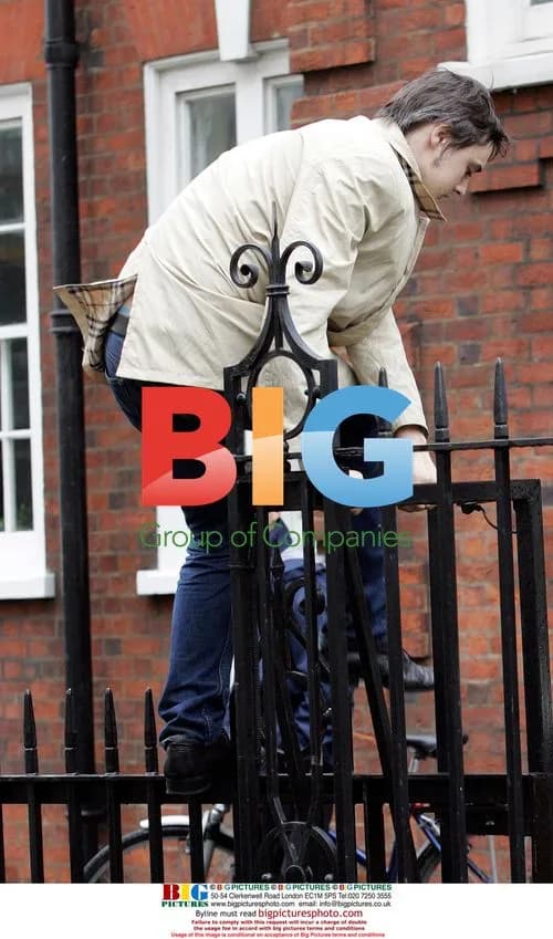 Pete Doherty Making Morning Pharmacy Run