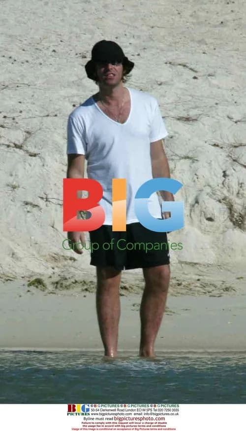 Liam Gallagher and Nicole Appleton relax on Mauritius beach