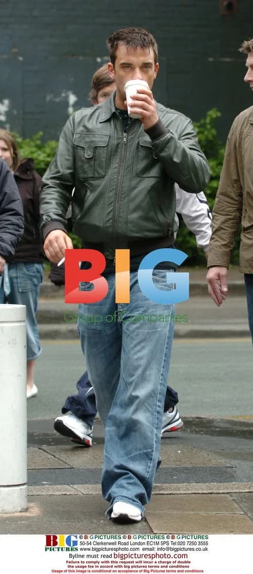 Robbie Williams Visits Starbucks in Manchester