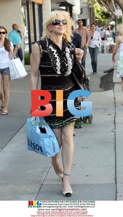 Courtney Love Shops on Robertson Blvd