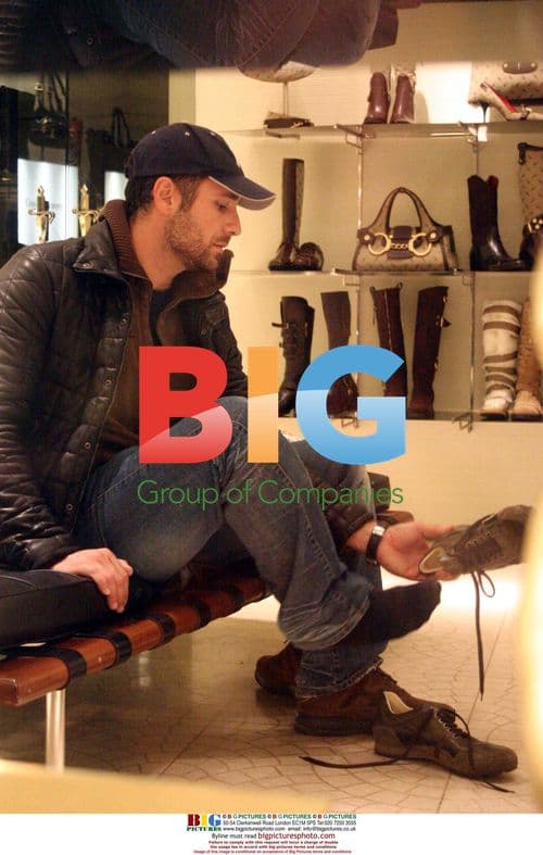 Raoul Bova shopping with family in Milan