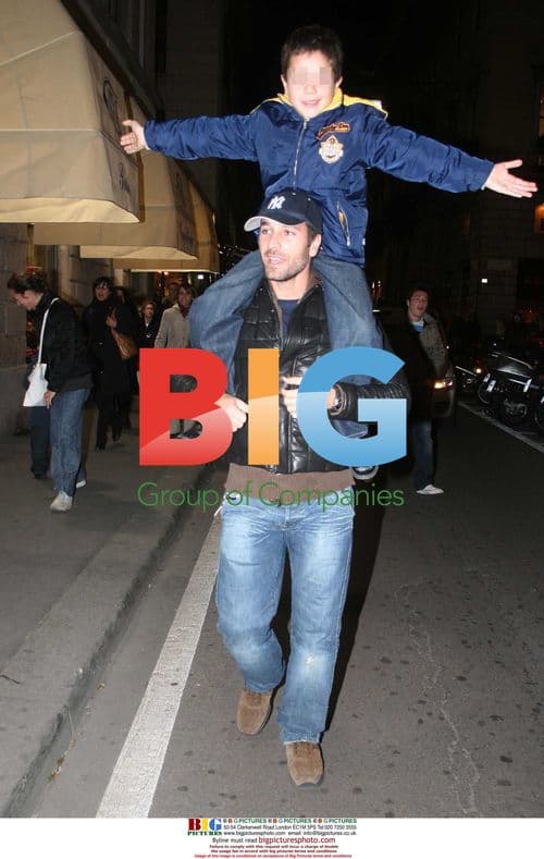 Raoul Bova shopping with family in Milan