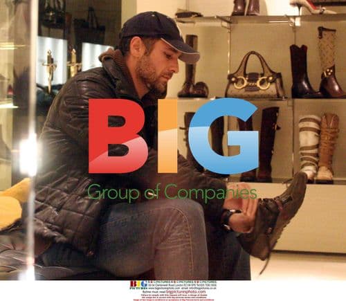 Raoul Bova shopping with family in Milan