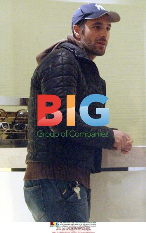 Raoul Bova shopping with family in Milan