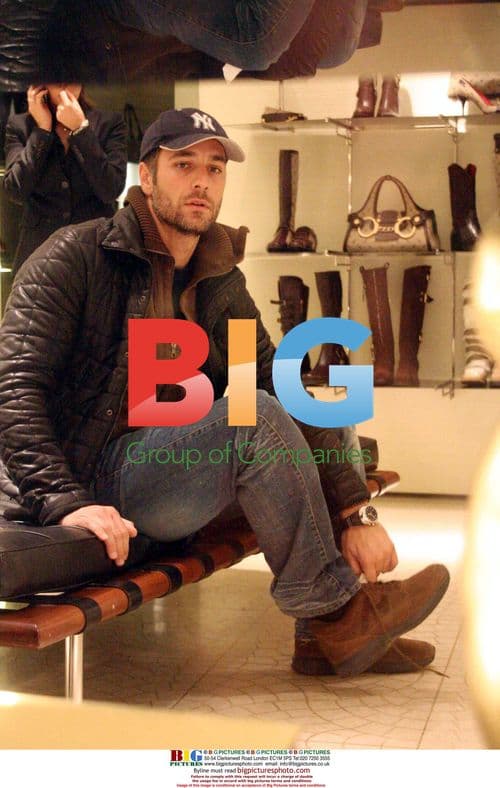 Raoul Bova Shopping with Family
