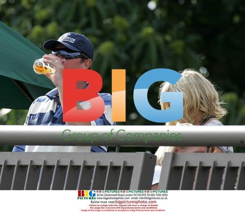 Phil Tufnell relaxes with girlfriend