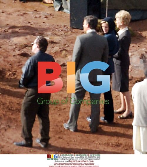 Julia Roberts and Tom Hanks on "Charlie Wilson's War" set