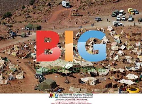 Julia Roberts and Tom Hanks on "Charlie Wilson's War" set