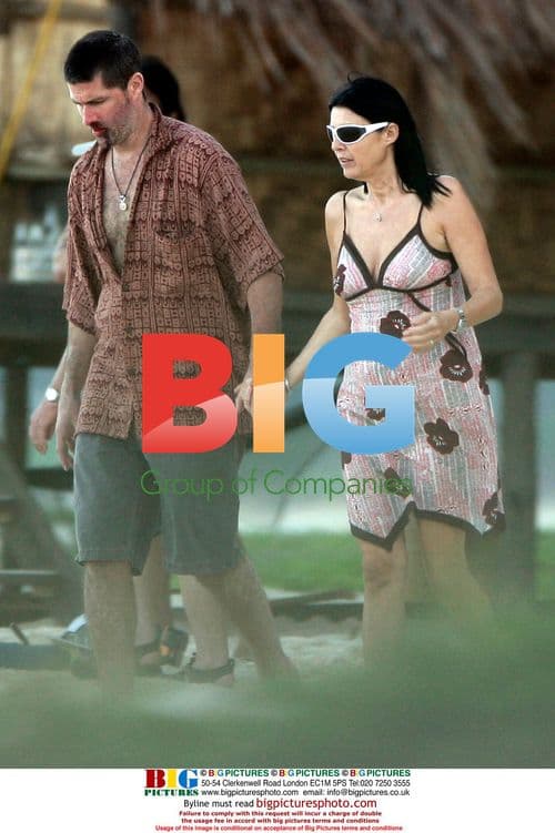 Matthew Fox and Margherita Ronchi on the set of "Lost"