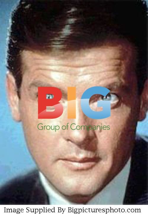 Roger Moore and wife spotted strolling in London