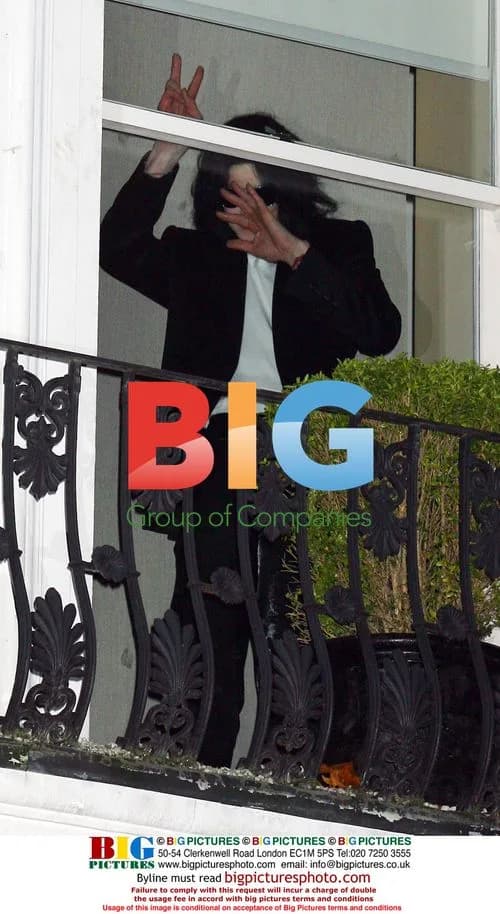 Michael Jackson Waves to Fans in London