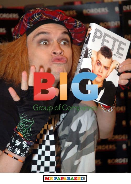 Pete Bennett signs book in Glasgow