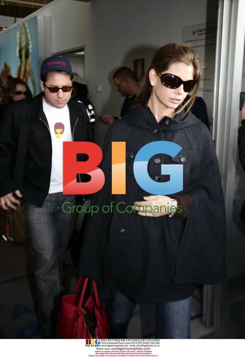 Guests arrive for Cruise-Holmes wedding