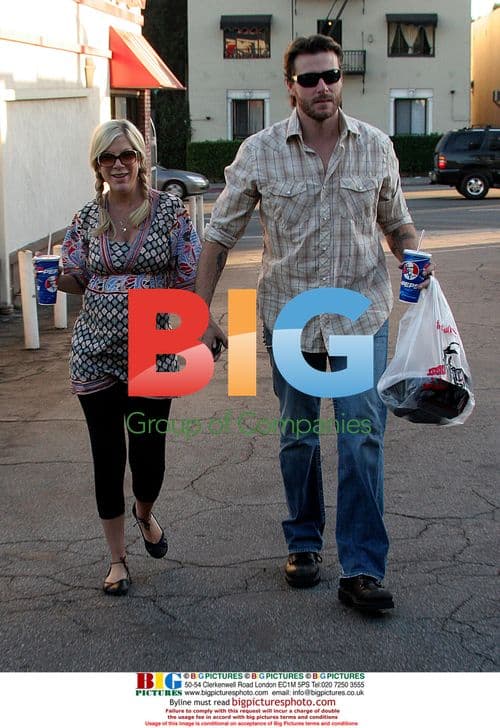 Tori Spelling and Dean McDermott go shopping