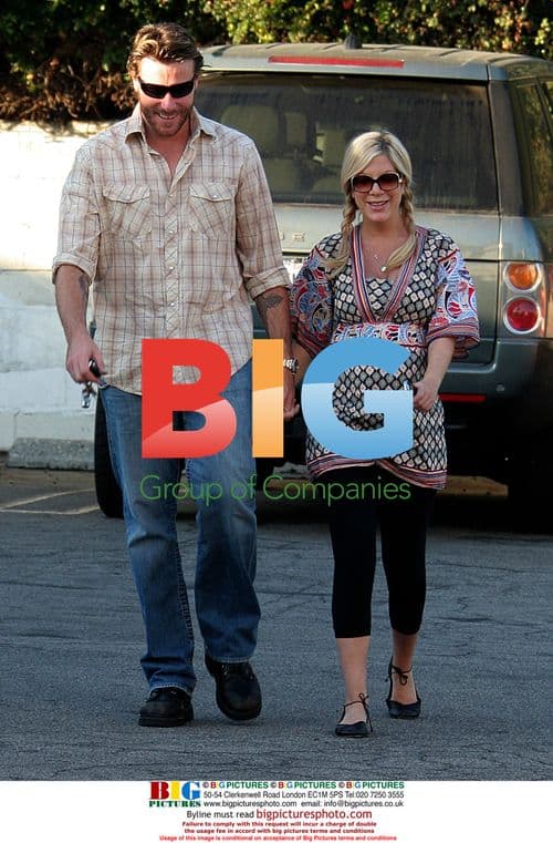 Tori Spelling and Dean McDermott Shop in Hollywood