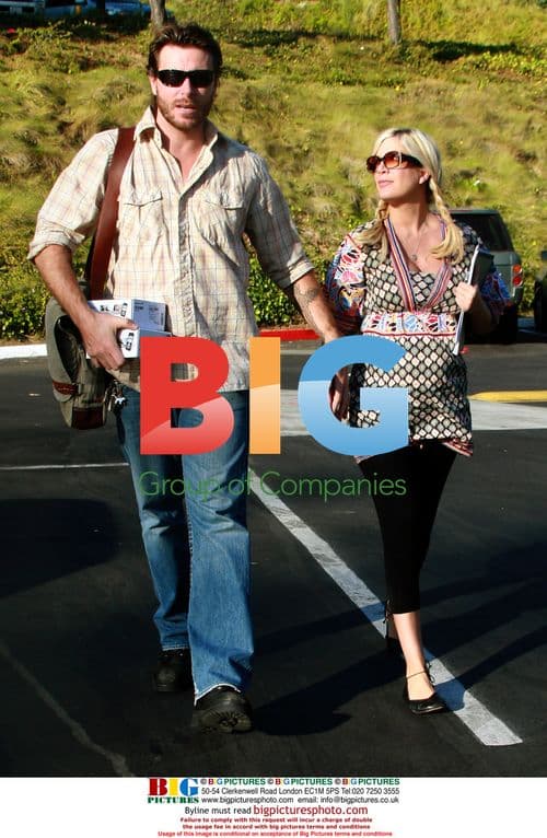 Tori Spelling and Dean McDermott Shopping