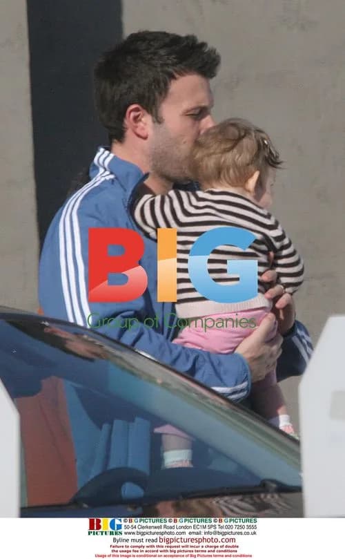 Ben Affleck and Jennifer Garner share a smooch