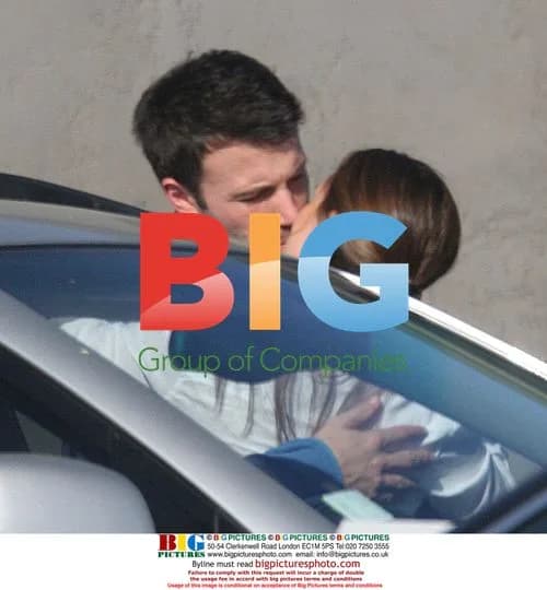 Ben Affleck and Jennifer Garner Kiss on Set