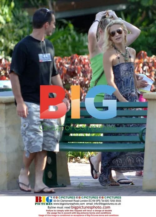 Kate Hudson shops in Port Douglas, Australia