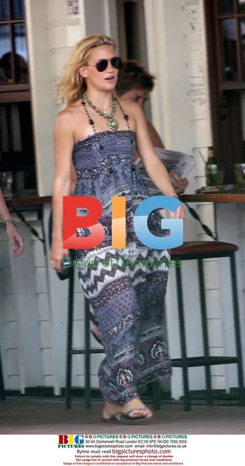 Kate Hudson shops for opals in Port Douglas
