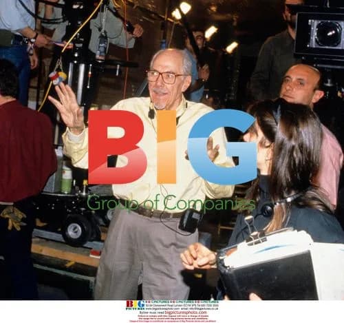 Robert Altman directing 'A Prairie Home Companion'