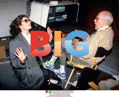 Robert Altman directs "A Prairie Home Companion" while battling cancer