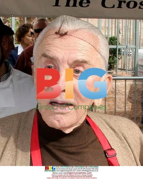 Kirk Douglas at LA Mission Thanksgiving Meal