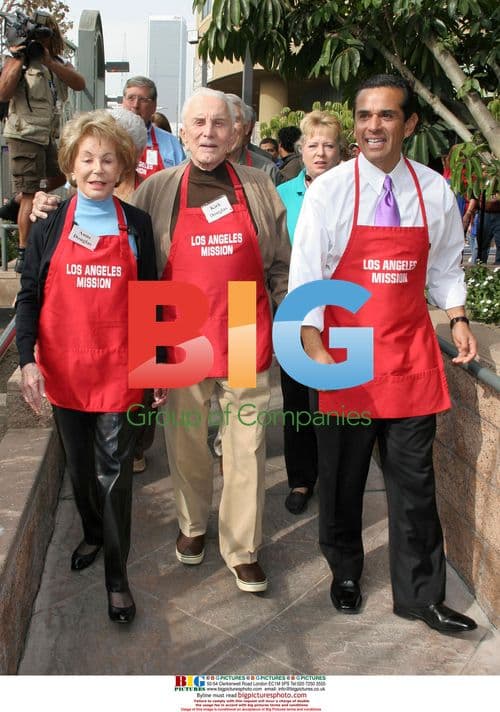 Kirk Douglas & Anne Douglas at LA Mission Thanksgiving Meal