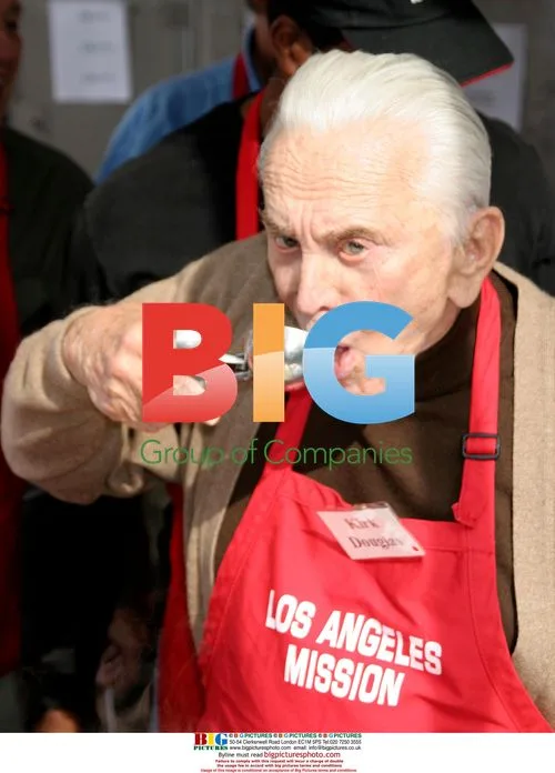 Kirk Douglas at LA Mission Thanksgiving Meal
