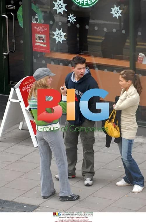 Heather Mills Talks to Police at Starbucks