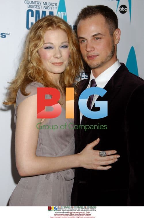 LEANN RIMES and DEAN SHEREMET at the 40th CMA Awards 2006