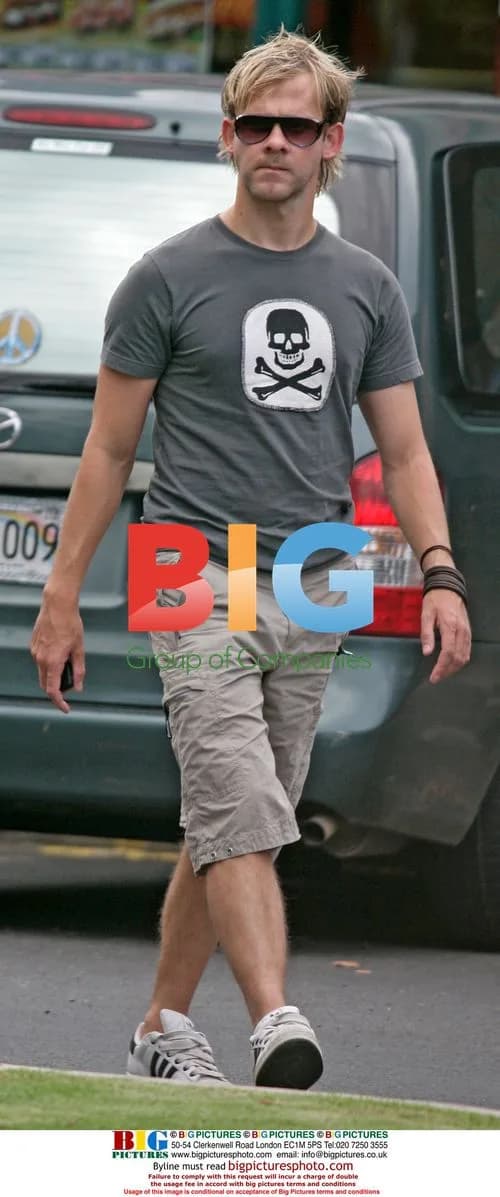 Dominic Monaghan Gets Juice in Honolulu