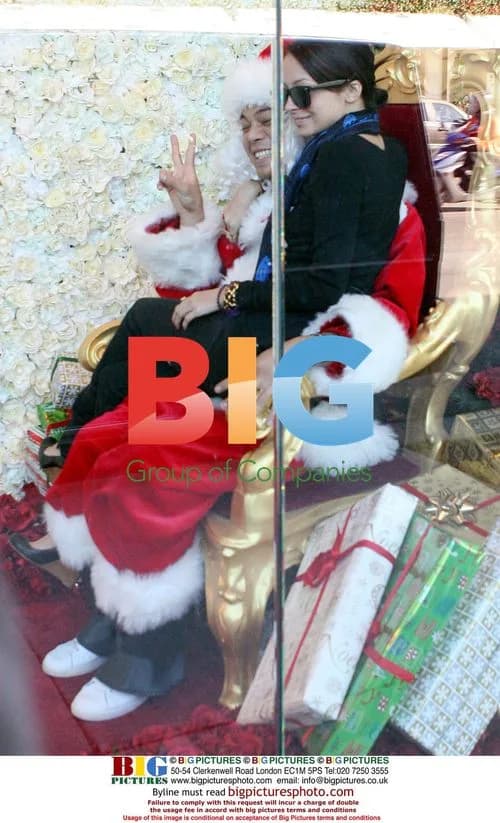Nicole Richie Flips Off Santa Claus