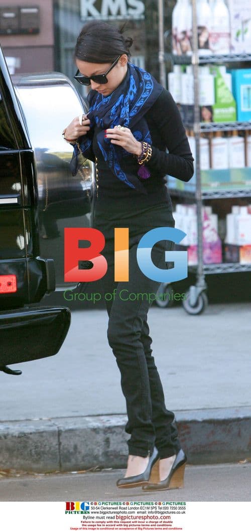 Nicole Richie Eats Lunch With Friend